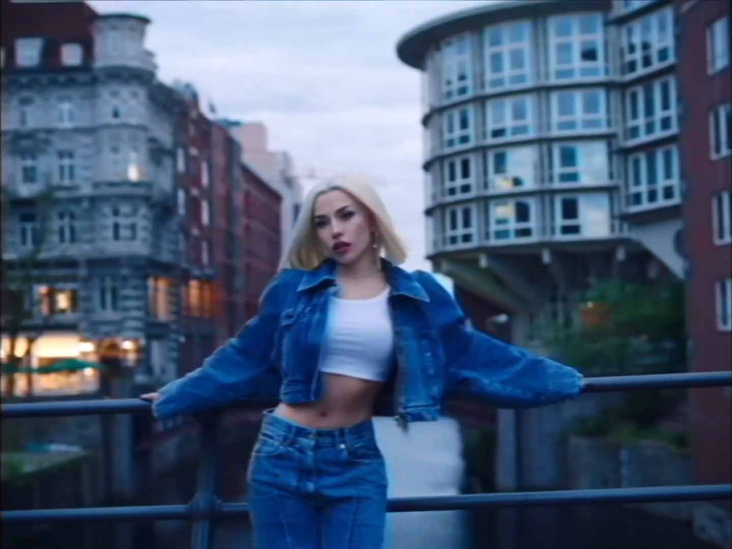 Alok  Ava Max – Car Keys (Ayla) Official Video_00_01_24_21